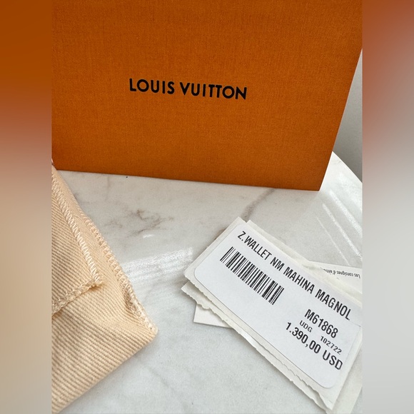 Louis Vuitton Wallet - Picture 8 of 8